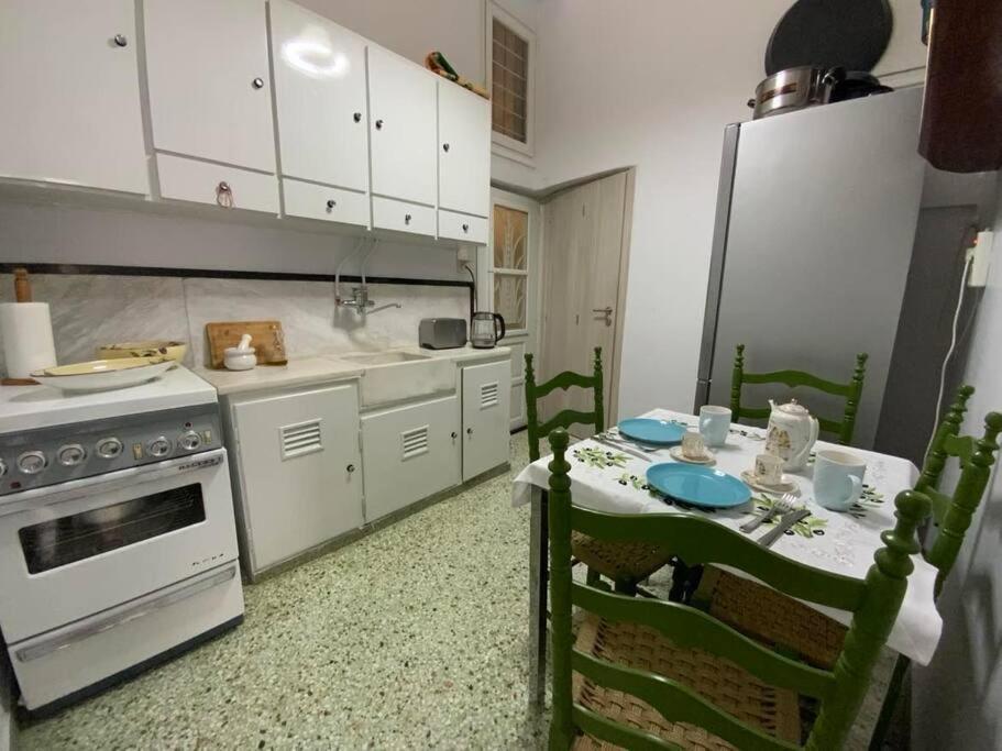 Lovely House With Private Carport & Shady Veranda Athens